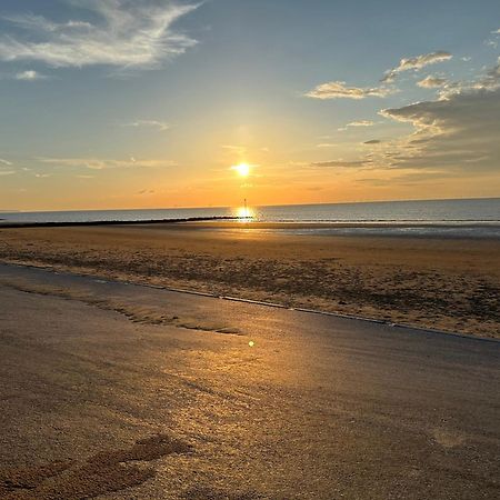 Beach Retreat With Hot Tub Sleeps 8 Prestatyn Extérieur photo
